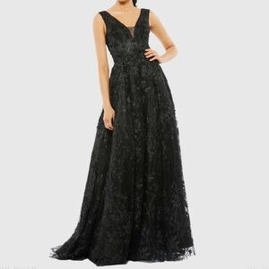 Mac Duggal Black Embroidered V-Neck Sequin Dress Gown Size 6 NWT